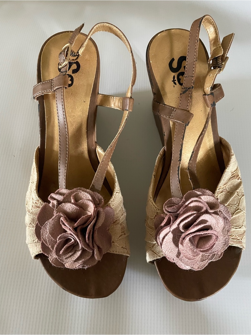 SO Kohl’s Lace Wedge Sandals Tan Taupe with Rosette Flower Accent Size 6